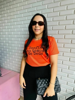 T-SHIRT CANELADA CONFIE NO TEMPO DE DEUS - LARANJA - comprar online