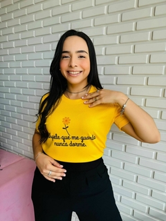 T-SHIRT CANELADA AQUELE QUE ME GUARDA NUNCA DORME - AMARELO