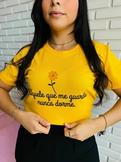 T-SHIRT CANELADA AQUELE QUE ME GUARDA NUNCA DORME - AMARELO - comprar online