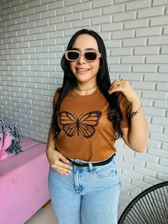 T-SHIRT CANELADA BORBOLETA - CARAMELO na internet