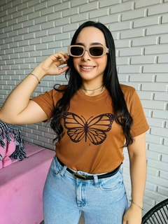 T-SHIRT CANELADA BORBOLETA - CARAMELO