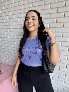 T-SHIRT CANELADA NÃO É SORTE , É DEUS - LILÁS INDICO