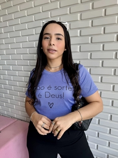 T-SHIRT CANELADA NÃO É SORTE , É DEUS - LILÁS INDICO - comprar online