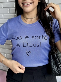 T-SHIRT CANELADA NÃO É SORTE , É DEUS - LILÁS INDICO na internet