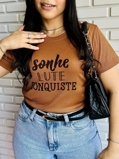 T-SHIRT CANELADA SONHE LUTE CONQUISTE- CARAMELO na internet