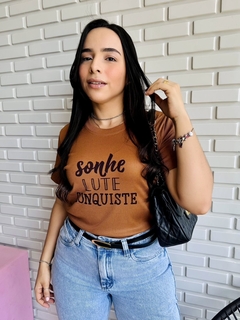 T-SHIRT CANELADA SONHE LUTE CONQUISTE- CARAMELO - comprar online
