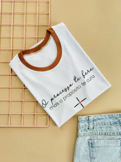 T-SHIRT CANELADA O PROCESSO TE FERE, MAS O PRÓPOSITO TE CURA na internet