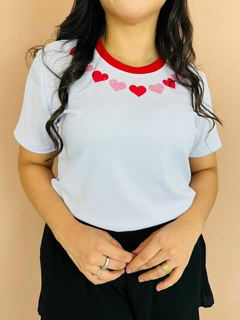 T-SHIRT CANELADA CORAÇÕES - BRANCO na internet