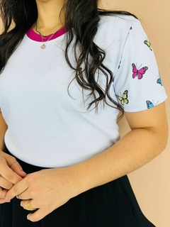 T-SHIRT CANELADA BORBOLETAS COLORIDAS - loja online