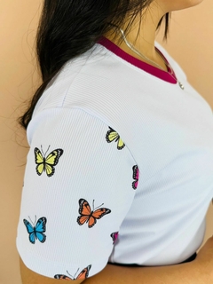 T-SHIRT CANELADA BORBOLETAS COLORIDAS na internet