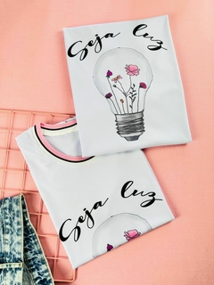T-SHIRT CANELADA SEJA LUZ - BRANCO