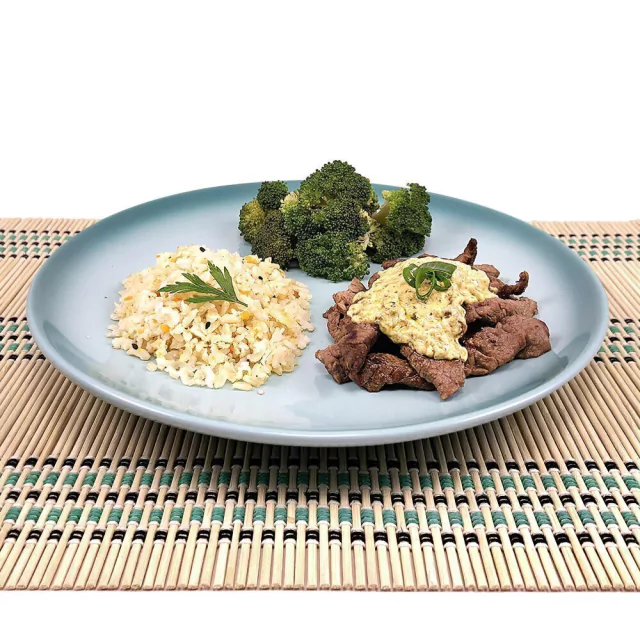 Isca de Filé Mignon ao Molho Dijon com Arroz e Brócolis (320g)