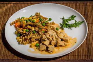 Macarrão Colorido com Frango em Cubos (250g)