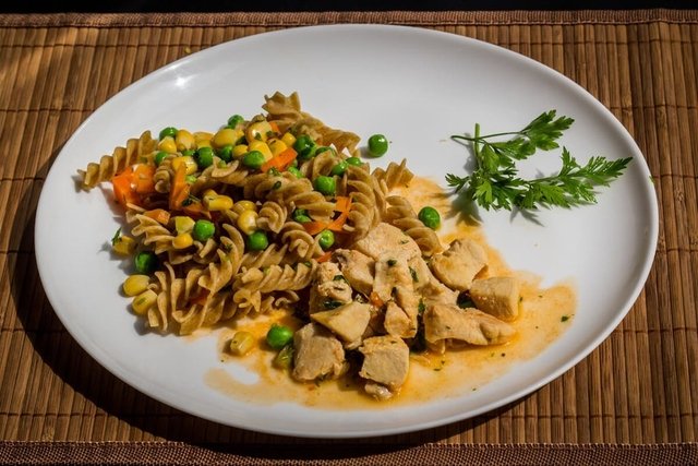 Macarrão Colorido com Frango em Cubos (250g)