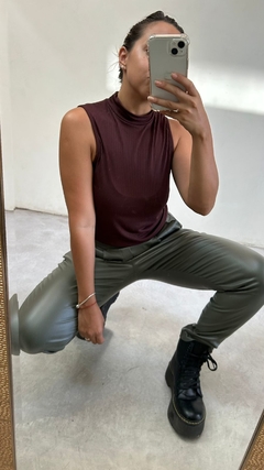 MUSCULOSA BUGY MARRON