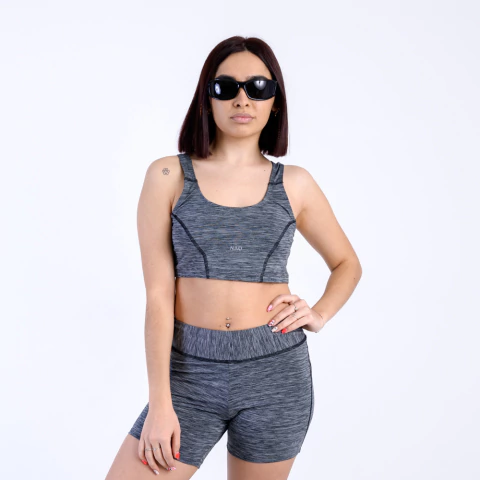 SHORT MÁS LARGO ATRÁS CON RECORTE Y BORDADOR EN AMARILLO - comprar online