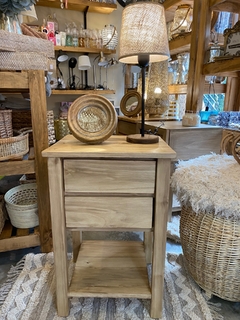 Mesa de luz con estante