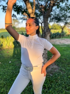 Imagen de Chomba de concurso DOUCE blanca