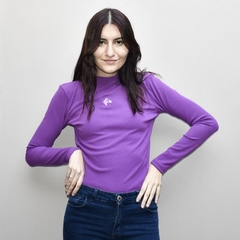 Remera Skadi púrpura en internet