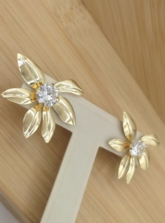 Brinco Flor com Ponto de Luz Banhado a Ouro 18K - Semijoias na internet