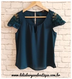 BLUSA COM RENDA NA MANGA