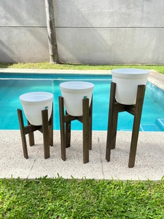 PORTA MACETA PIE MADERA LUSTRADO INCLUYE MACETA PREMIUM X 3 - tienda online
