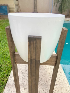 Imagen de PORTA MACETA PIE MADERA LUSTRADO INCLUYE MACETA PREMIUM X 3