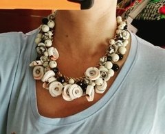 Collar con caracoles y bolas