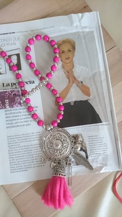Collar largo con dijes y flecos