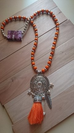 Collar largo con dijes y flecos - comprar online