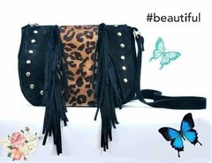 Bandolera cuero descarne negra con pelo print
