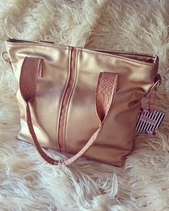 Cartera dorada con detalle crocco nude