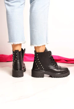 Art. 8040 Borcegos con tachas y cierre lateral - Freya Tendencias