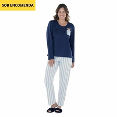 pijama longo feminino da Demillus. A blusa de manga comprida é azul escura com um bolso no peito esquerdo que tem detalhes em branco. As calças são brancas com listras verticais azuis, proporcionando um visual clássico e elegante. Para completar o look, a