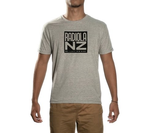 CAMISETA RADIOLA NZ CINZA - NAÇÃO ZUMBI