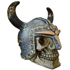Adicione estilo ao seu espaço com a Caveira Crânio Viking. Escultura feita em resina, ideal para fãs de arte alternativa. Adquira já a sua!