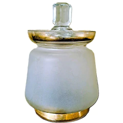 Bomboniere Vintage em Vidro Fosco com Tampa Lapidada e Detalhes Dourados – Anos 1960 na internet