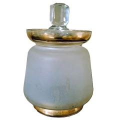 Bomboniere Vintage em Vidro Fosco com Tampa Lapidada e Detalhes Dourados – Anos 1960 - comprar online