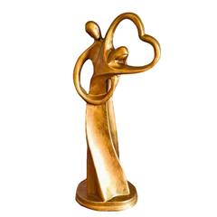 Estatueta dourada de casal de almas gêmeas segurando um coração em gesso para decoração de interior