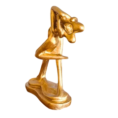 Estatueta dourada de casal em pose abstrata representando almas gêmeas, feita em gesso com 32 cm de altura
