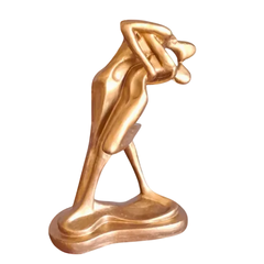 Estatueta dourada de casal em pose de abraço representando almas gêmeas, feita em gesso com 32 cm de altura