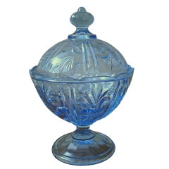 Adicione charme à sua mesa com esta compoteira antiga em vidro azul. Peça única dos anos 50, perfeita para servir ou decorar. Garanta já a sua!