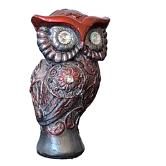 Escultura de coruja egípcia de 13 cm em gesso com detalhes decorativos em tons vermelhos e cinzas, olhos brilhantes e padrões florais