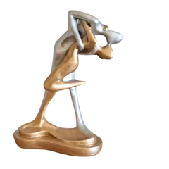 Estatueta decorativa de casal apaixonado em pose de abraço, com acabamento em prata e dourado