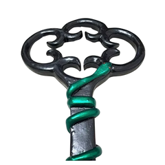 Chave de Hécate preta com cobra verde enrolada, símbolo esotérico e de bruxaria