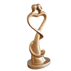 Escultura dourada de casal abstrato formando um coração torcido, feita em gesso com 30 cm