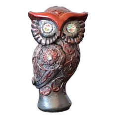 Estatueta de coruja egípcia decorativa feita em gesso com detalhes em vermelho e prata, olhos brilhantes e ornamentos florais
