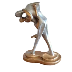 Estatueta decorativa de casal em pose de dança, com acabamento em prata e dourado, representando almas gêmeas apaixonadas