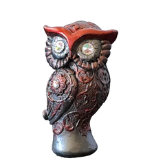 Estatueta de coruja egípcia de 13 cm em gesso com detalhes em relevo e pintura nas cores marrom, vermelho e prata