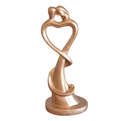 Escultura decorativa em gesso representando casal de almas gêmeas com coração torcido, em tom dourado, medindo 30 cm